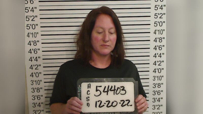 Amy Gilly, 46, arrestada y acusada de relación inapropiada entre educador/estudiante